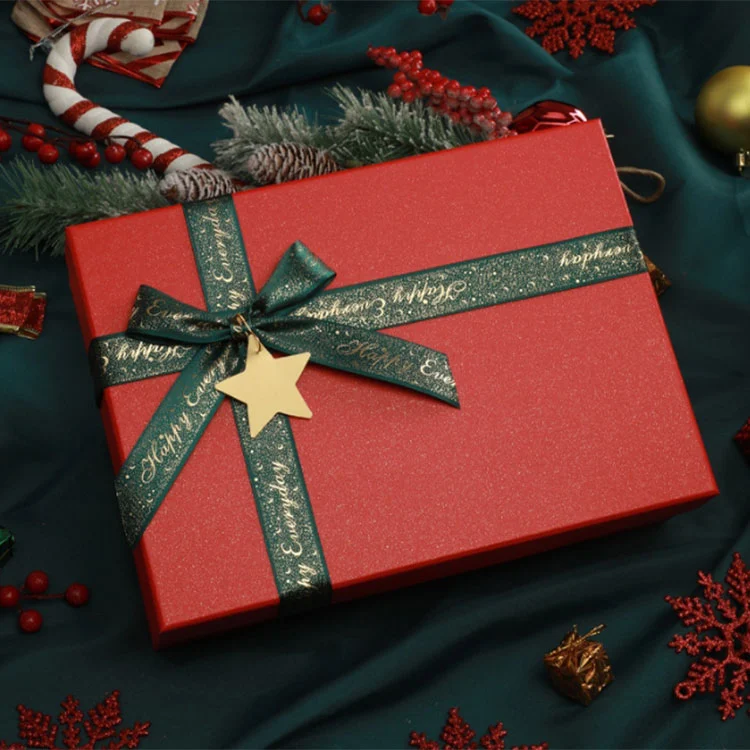 Boîte-cadeau de Noël avec couvercle rigide et base avec ruban et breloque étoile