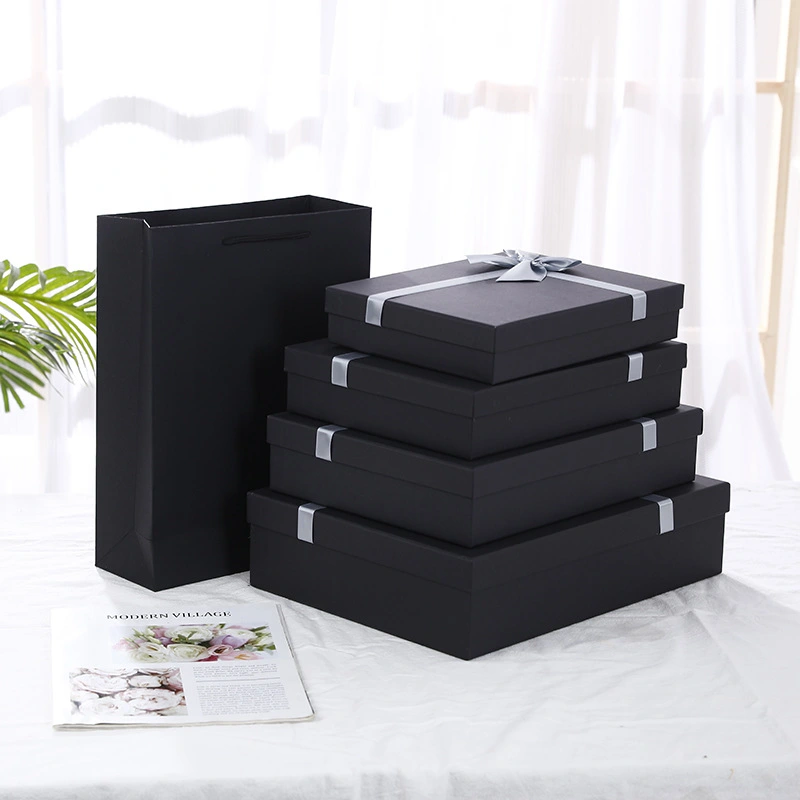 Boîte cadeau rectangulaire noire avec couvercle